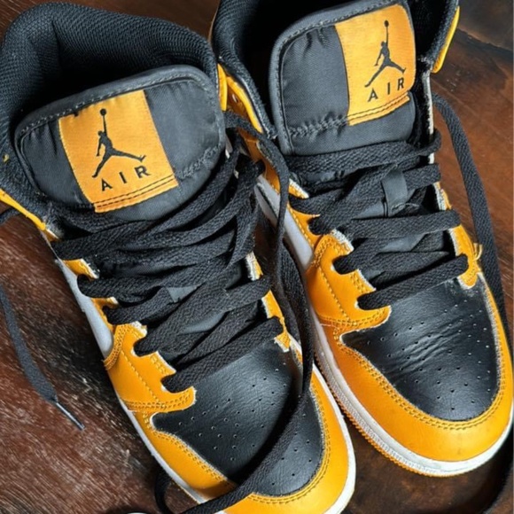 Nike Air Jordan 1 Mid "Reverse Yellow Toe" Taxi size 5 - Picture 1 of 7